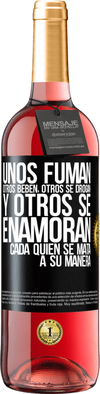 29,95 € Envío gratis | Vino Rosado Edición ROSÉ Unos fuman, otros beben, otros se drogan, y otros se enamoran. Cada quien se mata a su manera Etiqueta Negra. Etiqueta personalizable Vino joven Cosecha 2024 Tempranillo