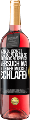 29,95 € Kostenloser Versand | Roséwein ROSÉ Ausgabe Wenn du denkst, dass du zu klein bist, um etwas zu bewirken, versuch mal, mit einer Mücke zu schlafen Schwarzes Etikett. Anpassbares Etikett Junger Wein Ernte 2023 Tempranillo