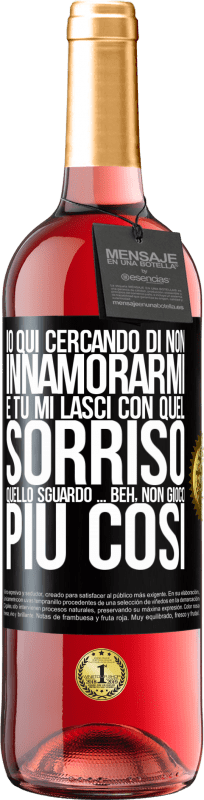 29,95 € Spedizione Gratuita | Vino rosato Edizione ROSÉ Qui sto cercando di non innamorarmi e tu mi lasci con quel sorriso, quello sguardo ... beh, non gioco più così Etichetta Nera. Etichetta personalizzabile Vino giovane Raccogliere 2024 Tempranillo