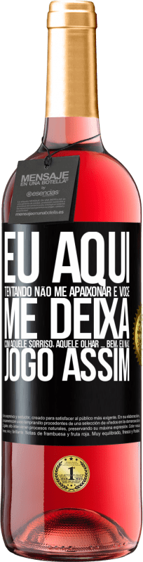 29,95 € Envio grátis | Vinho rosé Edição ROSÉ Eu aqui tentando não me apaixonar e você me deixa com aquele sorriso, aquele olhar ... bem, eu não brinco assim Etiqueta Preta. Etiqueta personalizável Vinho jovem Colheita 2024 Tempranillo