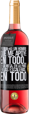 29,95 € Envío gratis | Vino Rosado Edición ROSÉ Yo quiero un hombre que me apoye en todo… En la mesa, en la pared, en las escaleras… En todo Etiqueta Negra. Etiqueta personalizable Vino joven Cosecha 2023 Tempranillo