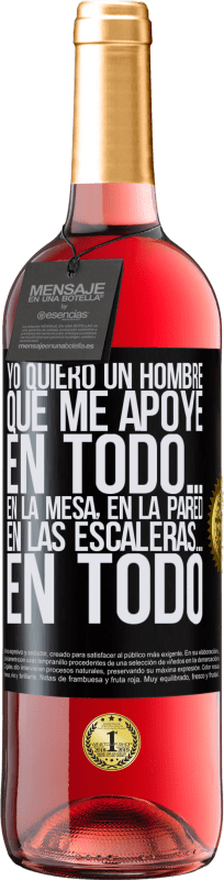 29,95 € Envío gratis | Vino Rosado Edición ROSÉ Yo quiero un hombre que me apoye en todo… En la mesa, en la pared, en las escaleras… En todo Etiqueta Negra. Etiqueta personalizable Vino joven Cosecha 2024 Tempranillo