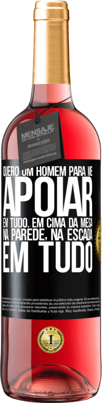 29,95 € Envio grátis | Vinho rosé Edição ROSÉ Quero um homem para me apoiar em tudo ... Em cima da mesa, na parede, na escada ... Em tudo Etiqueta Preta. Etiqueta personalizável Vinho jovem Colheita 2024 Tempranillo