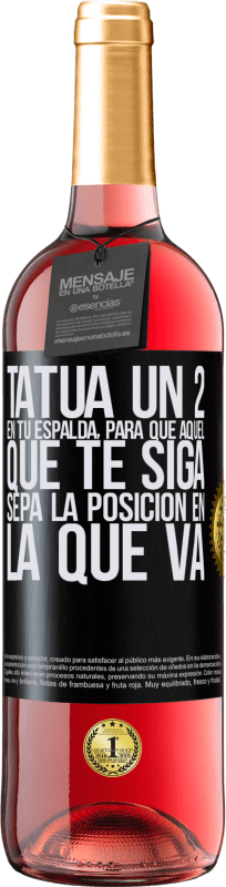 29,95 € Envío gratis | Vino Rosado Edición ROSÉ Tatúa un 2 en tu espalda, para que aquél que te siga sepa la posición en la que va Etiqueta Negra. Etiqueta personalizable Vino joven Cosecha 2024 Tempranillo