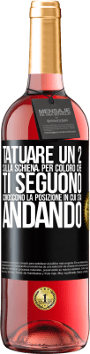 29,95 € Spedizione Gratuita | Vino rosato Edizione ROSÉ Tatuare un 2 sulla schiena, in modo che chi ti segue conosca la posizione in cui sta andando Etichetta Nera. Etichetta personalizzabile Vino giovane Raccogliere 2025 Tempranillo