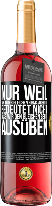 29,95 € Kostenloser Versand | Roséwein ROSÉ Ausgabe Nur weil wir in der gleichen Firma arbeiten, bedeutet nicht, dass wir den gleichen Beruf ausüben Schwarzes Etikett. Anpassbares Etikett Junger Wein Ernte 2024 Tempranillo