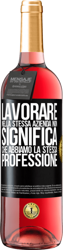 29,95 € Spedizione Gratuita | Vino rosato Edizione ROSÉ Lavorare nella stessa azienda non significa che abbiamo la stessa professione Etichetta Nera. Etichetta personalizzabile Vino giovane Raccogliere 2024 Tempranillo