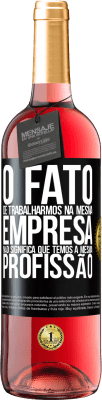 29,95 € Envio grátis | Vinho rosé Edição ROSÉ O fato de trabalharmos na mesma empresa não significa que temos a mesma profissão Etiqueta Preta. Etiqueta personalizável Vinho jovem Colheita 2023 Tempranillo