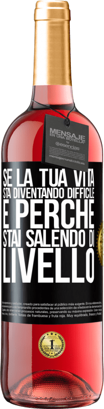 29,95 € Spedizione Gratuita | Vino rosato Edizione ROSÉ Se la tua vita sta diventando difficile, è perché stai salendo di livello Etichetta Nera. Etichetta personalizzabile Vino giovane Raccogliere 2024 Tempranillo