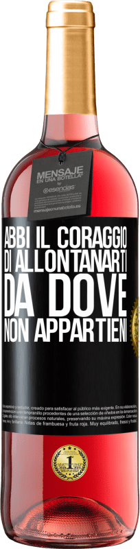 29,95 € Spedizione Gratuita | Vino rosato Edizione ROSÉ Abbi il coraggio di allontanarti da dove non appartieni Etichetta Nera. Etichetta personalizzabile Vino giovane Raccogliere 2024 Tempranillo