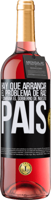 29,95 € Envío gratis | Vino Rosado Edición ROSÉ Hay que arrancar el problema de raíz, y cambiar el gobierno de nuestro país Etiqueta Negra. Etiqueta personalizable Vino joven Cosecha 2024 Tempranillo