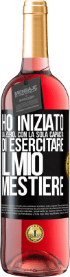 29,95 € Spedizione Gratuita | Vino rosato Edizione ROSÉ Ho iniziato da zero, con la sola capacità di esercitare il mio mestiere Etichetta Nera. Etichetta personalizzabile Vino giovane Raccogliere 2024 Tempranillo