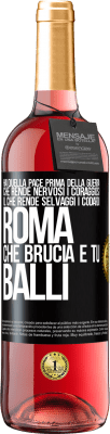 29,95 € Spedizione Gratuita | Vino rosato Edizione ROSÉ Hai quella pace prima della guerra che rende nervosi i coraggiosi, il che rende selvaggi i codardi. Roma che brucia e tu Etichetta Nera. Etichetta personalizzabile Vino giovane Raccogliere 2024 Tempranillo