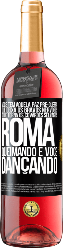 29,95 € Envio grátis | Vinho rosé Edição ROSÉ Você tem aquela paz pré-guerra que deixa os bravos nervosos, o que torna os covardes selvagens. Roma queimando e você Etiqueta Preta. Etiqueta personalizável Vinho jovem Colheita 2024 Tempranillo