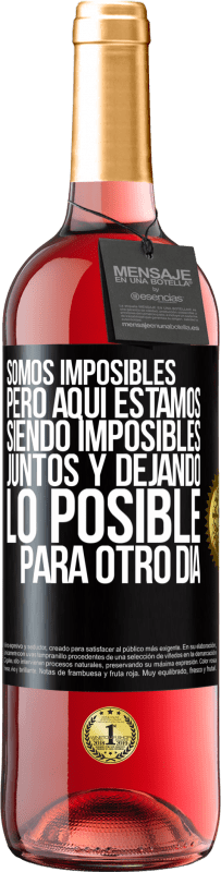 29,95 € Envío gratis | Vino Rosado Edición ROSÉ Somos imposibles, pero aquí estamos, siendo imposibles juntos y dejando lo posible para otro día Etiqueta Negra. Etiqueta personalizable Vino joven Cosecha 2024 Tempranillo