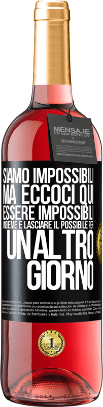 29,95 € Spedizione Gratuita | Vino rosato Edizione ROSÉ Siamo impossibili, ma eccoci qui, essere impossibili insieme e lasciare il possibile per un altro giorno Etichetta Nera. Etichetta personalizzabile Vino giovane Raccogliere 2024 Tempranillo