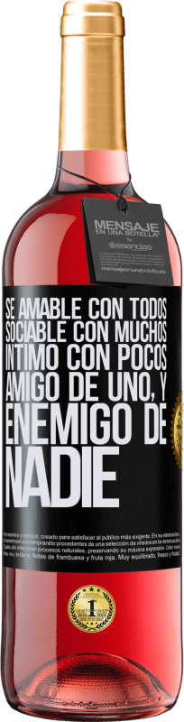 29,95 € Envío gratis | Vino Rosado Edición ROSÉ Sé amable con todos, sociable con muchos, íntimo con pocos, amigo de uno, y enemigo de nadie Etiqueta Negra. Etiqueta personalizable Vino joven Cosecha 2024 Tempranillo
