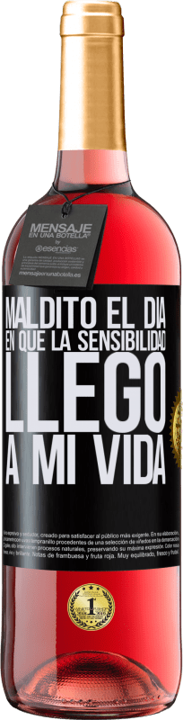 29,95 € Envío gratis | Vino Rosado Edición ROSÉ Maldito el día en que la sensibilidad llegó a mi vida Etiqueta Negra. Etiqueta personalizable Vino joven Cosecha 2025 Tempranillo
