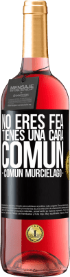 29,95 € Envio grátis | Vinho rosé Edição ROSÉ No eres fea, tienes una cara común (común murciélago) Etiqueta Preta. Etiqueta personalizável Vinho jovem Colheita 2025 Tempranillo