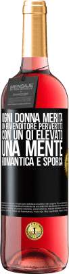 29,95 € Spedizione Gratuita | Vino rosato Edizione ROSÉ Ogni donna merita un rivenditore pervertito con un QI elevato, una mente romantica e sporca Etichetta Nera. Etichetta personalizzabile Vino giovane Raccogliere 2024 Tempranillo