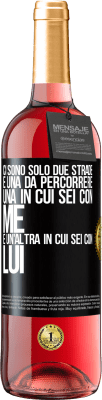 29,95 € Spedizione Gratuita | Vino rosato Edizione ROSÉ Ci sono solo due strade e una da percorrere, una in cui sei con me e un'altra in cui sei con lui Etichetta Nera. Etichetta personalizzabile Vino giovane Raccogliere 2023 Tempranillo