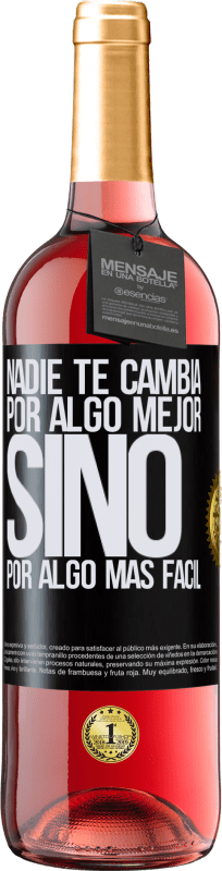 29,95 € Envío gratis | Vino Rosado Edición ROSÉ Nadie te cambia por algo mejor, sino por algo más fácil Etiqueta Negra. Etiqueta personalizable Vino joven Cosecha 2024 Tempranillo