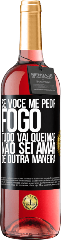 29,95 € Envio grátis | Vinho rosé Edição ROSÉ Se você me pedir fogo, tudo vai queimar. Não sei amar de outra maneira Etiqueta Preta. Etiqueta personalizável Vinho jovem Colheita 2024 Tempranillo