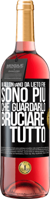 29,95 € Spedizione Gratuita | Vino rosato Edizione ROSÉ Mi allontano da lieto fine, sono più che guardarlo bruciare tutto Etichetta Nera. Etichetta personalizzabile Vino giovane Raccogliere 2023 Tempranillo