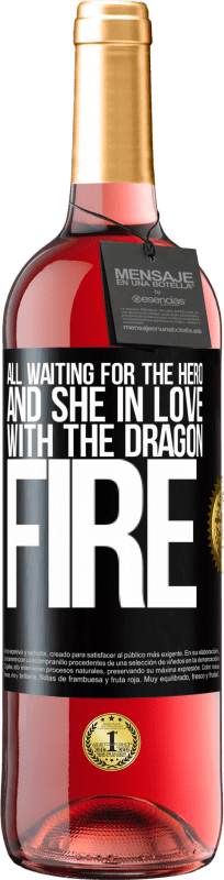 29,95 € 送料無料 | ロゼワイン ROSÉエディション すべてがヒーローを待ち、ドラゴンの火を愛する彼女 ブラックラベル. カスタマイズ可能なラベル 若いワイン 収穫 2023 Tempranillo