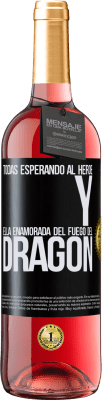 29,95 € Envío gratis | Vino Rosado Edición ROSÉ Todas esperando al héroe y ella enamorada del fuego del dragón Etiqueta Negra. Etiqueta personalizable Vino joven Cosecha 2025 Tempranillo