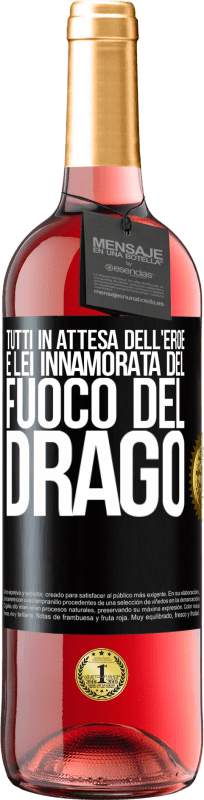 29,95 € Spedizione Gratuita | Vino rosato Edizione ROSÉ Tutti in attesa dell'eroe e lei innamorata del fuoco del drago Etichetta Nera. Etichetta personalizzabile Vino giovane Raccogliere 2024 Tempranillo