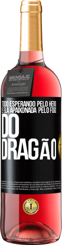 29,95 € Envio grátis | Vinho rosé Edição ROSÉ Tudo esperando pelo herói e ela apaixonada pelo fogo do dragão Etiqueta Preta. Etiqueta personalizável Vinho jovem Colheita 2024 Tempranillo