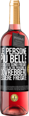 29,95 € Spedizione Gratuita | Vino rosato Edizione ROSÉ Le persone più belle di solito sono fregate da quelle altre persone che dovrebbero essere fregate Etichetta Nera. Etichetta personalizzabile Vino giovane Raccogliere 2023 Tempranillo