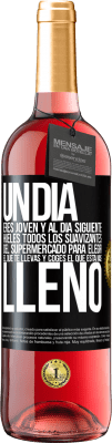 29,95 € Envío gratis | Vino Rosado Edición ROSÉ Un día eres joven y al día siguiente, hueles todos los suavizantes del supermercado para elegir el que te llevas y coges el Etiqueta Negra. Etiqueta personalizable Vino joven Cosecha 2024 Tempranillo