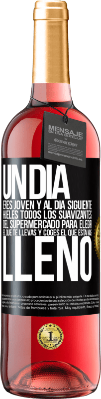 29,95 € Envío gratis | Vino Rosado Edición ROSÉ Un día eres joven y al día siguiente, hueles todos los suavizantes del supermercado para elegir el que te llevas y coges el Etiqueta Negra. Etiqueta personalizable Vino joven Cosecha 2024 Tempranillo