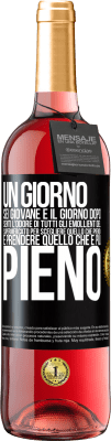 29,95 € Spedizione Gratuita | Vino rosato Edizione ROSÉ Un giorno sei giovane e il giorno dopo, senti l'odore di tutti gli emollienti del supermercato per scegliere quello che Etichetta Nera. Etichetta personalizzabile Vino giovane Raccogliere 2024 Tempranillo