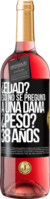 29,95 € Envío gratis | Vino Rosado Edición ROSÉ ¿Edad? Eso no se pregunta a una dama. ¿Peso? 38 años Etiqueta Negra. Etiqueta personalizable Vino joven Cosecha 2024 Tempranillo