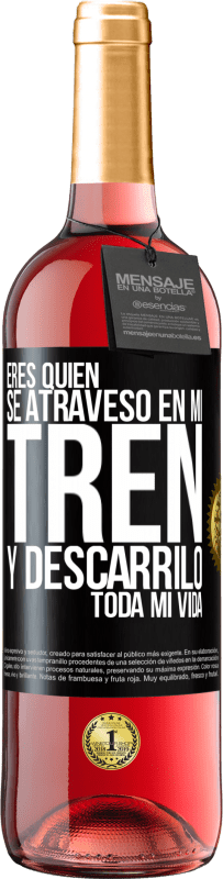 29,95 € Envío gratis | Vino Rosado Edición ROSÉ Eres quien se atravesó en mi tren y descarriló toda mi vida Etiqueta Negra. Etiqueta personalizable Vino joven Cosecha 2024 Tempranillo