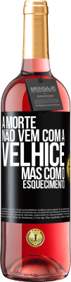 29,95 € Envio grátis | Vinho rosé Edição ROSÉ A morte não vem com a velhice, mas com o esquecimento Etiqueta Preta. Etiqueta personalizável Vinho jovem Colheita 2023 Tempranillo