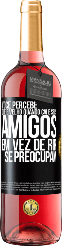 29,95 € Envio grátis | Vinho rosé Edição ROSÉ Você percebe que é velho quando cai e seus amigos, em vez de rir, se preocupam Etiqueta Preta. Etiqueta personalizável Vinho jovem Colheita 2024 Tempranillo