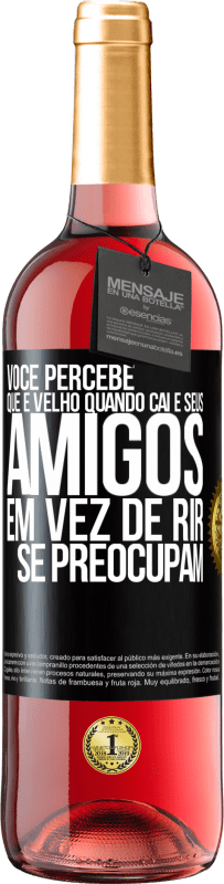 29,95 € Envio grátis | Vinho rosé Edição ROSÉ Você percebe que é velho quando cai e seus amigos, em vez de rir, se preocupam Etiqueta Preta. Etiqueta personalizável Vinho jovem Colheita 2025 Tempranillo