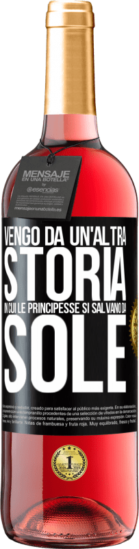 29,95 € Spedizione Gratuita | Vino rosato Edizione ROSÉ Vengo da un'altra storia in cui le principesse si salvano da sole Etichetta Nera. Etichetta personalizzabile Vino giovane Raccogliere 2023 Tempranillo