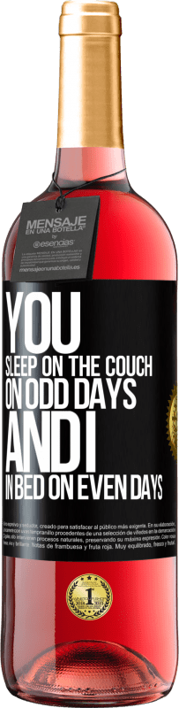 29,95 € 送料無料 | ロゼワイン ROSÉエディション あなたは奇数日はソファで寝、私は偶数日はベッドで寝ます ブラックラベル. カスタマイズ可能なラベル 若いワイン 収穫 2025 Tempranillo
