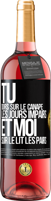 29,95 € Envoi gratuit | Vin rosé Édition ROSÉ Tu dors sur le canapé les jours impairs et moi sur le lit les pairs Étiquette Noire. Étiquette personnalisable Vin jeune Récolte 2023 Tempranillo