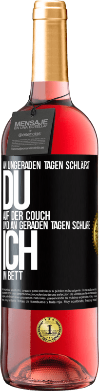 29,95 € Kostenloser Versand | Roséwein ROSÉ Ausgabe An ungeraden Tagen schläfst du auf der Couch und an geraden Tagen schlafe ich im Bett. Schwarzes Etikett. Anpassbares Etikett Junger Wein Ernte 2023 Tempranillo