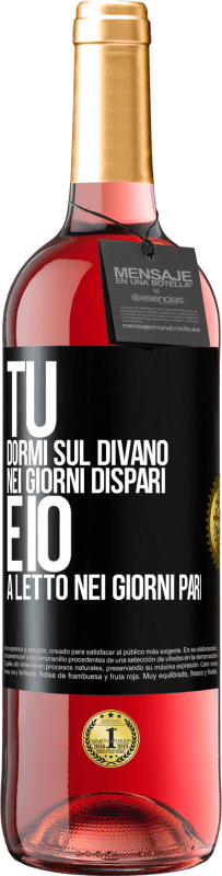 29,95 € Spedizione Gratuita | Vino rosato Edizione ROSÉ Tu dormi sul divano nei giorni dispari e io a letto nei giorni pari Etichetta Nera. Etichetta personalizzabile Vino giovane Raccogliere 2023 Tempranillo