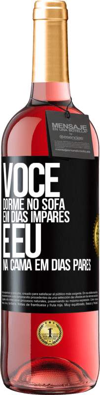 29,95 € Envio grátis | Vinho rosé Edição ROSÉ Você dorme no sofá em dias ímpares e eu na cama em dias pares Etiqueta Preta. Etiqueta personalizável Vinho jovem Colheita 2023 Tempranillo