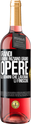 29,95 € Spedizione Gratuita | Vino rosato Edizione ROSÉ Grandi uomini iniziano grandi opere. Gli uomini che lavorano li finiscono Etichetta Nera. Etichetta personalizzabile Vino giovane Raccogliere 2023 Tempranillo