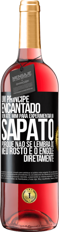 29,95 € Envio grátis | Vinho rosé Edição ROSÉ Um príncipe encantado vem até mim para experimentar um sapato porque não se lembra do meu rosto e o engole diretamente Etiqueta Preta. Etiqueta personalizável Vinho jovem Colheita 2023 Tempranillo