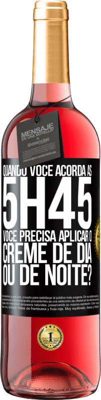 29,95 € Envio grátis | Vinho rosé Edição ROSÉ Quando você acorda às 5h45, você precisa aplicar o creme de dia ou de noite? Etiqueta Preta. Etiqueta personalizável Vinho jovem Colheita 2023 Tempranillo